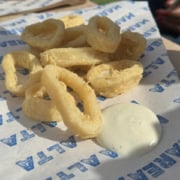 Trozos de calamares fritos